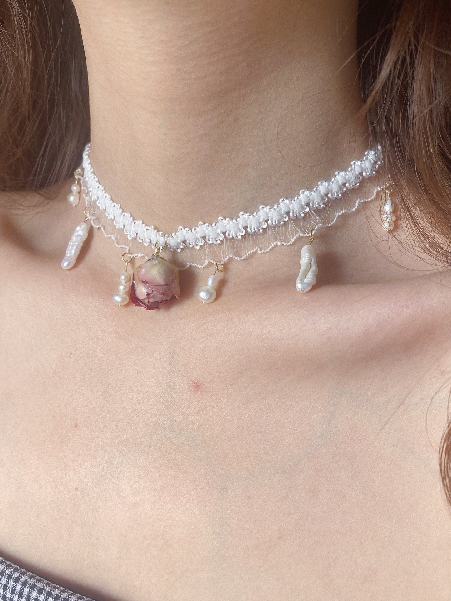 Real Rose Elastic Ruffled Ribbon Pearl Choker