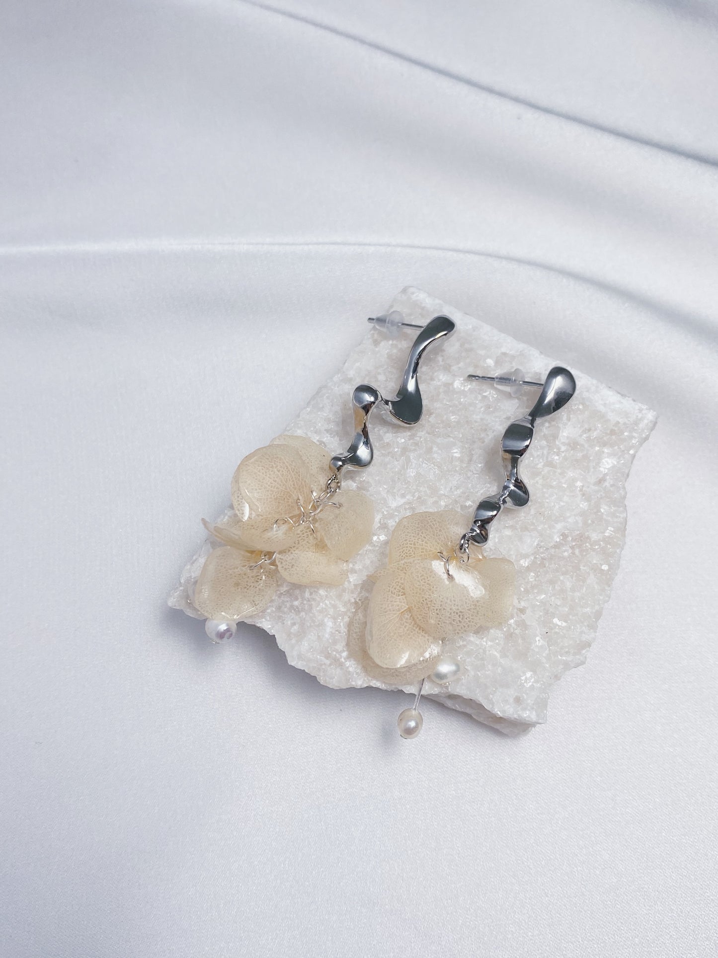 Petals of Hydrangea Wave Earrings