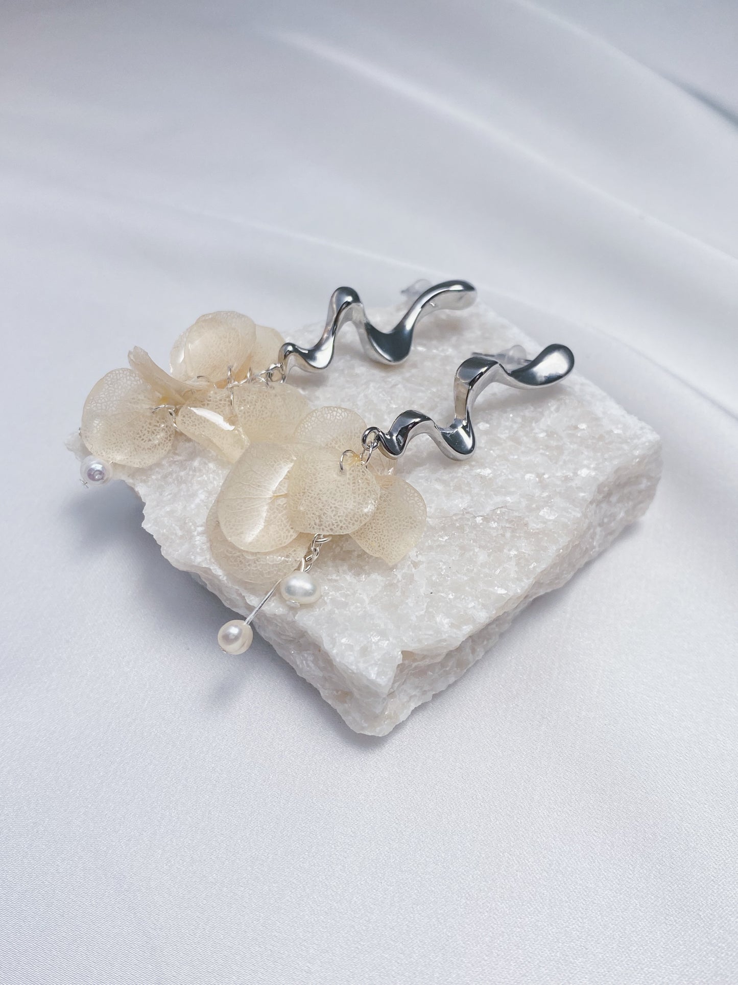 Petals of Hydrangea Wave Earrings