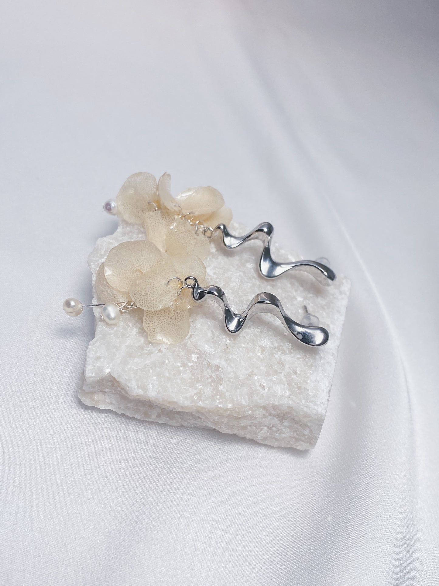 Petals of Hydrangea Wave Earrings