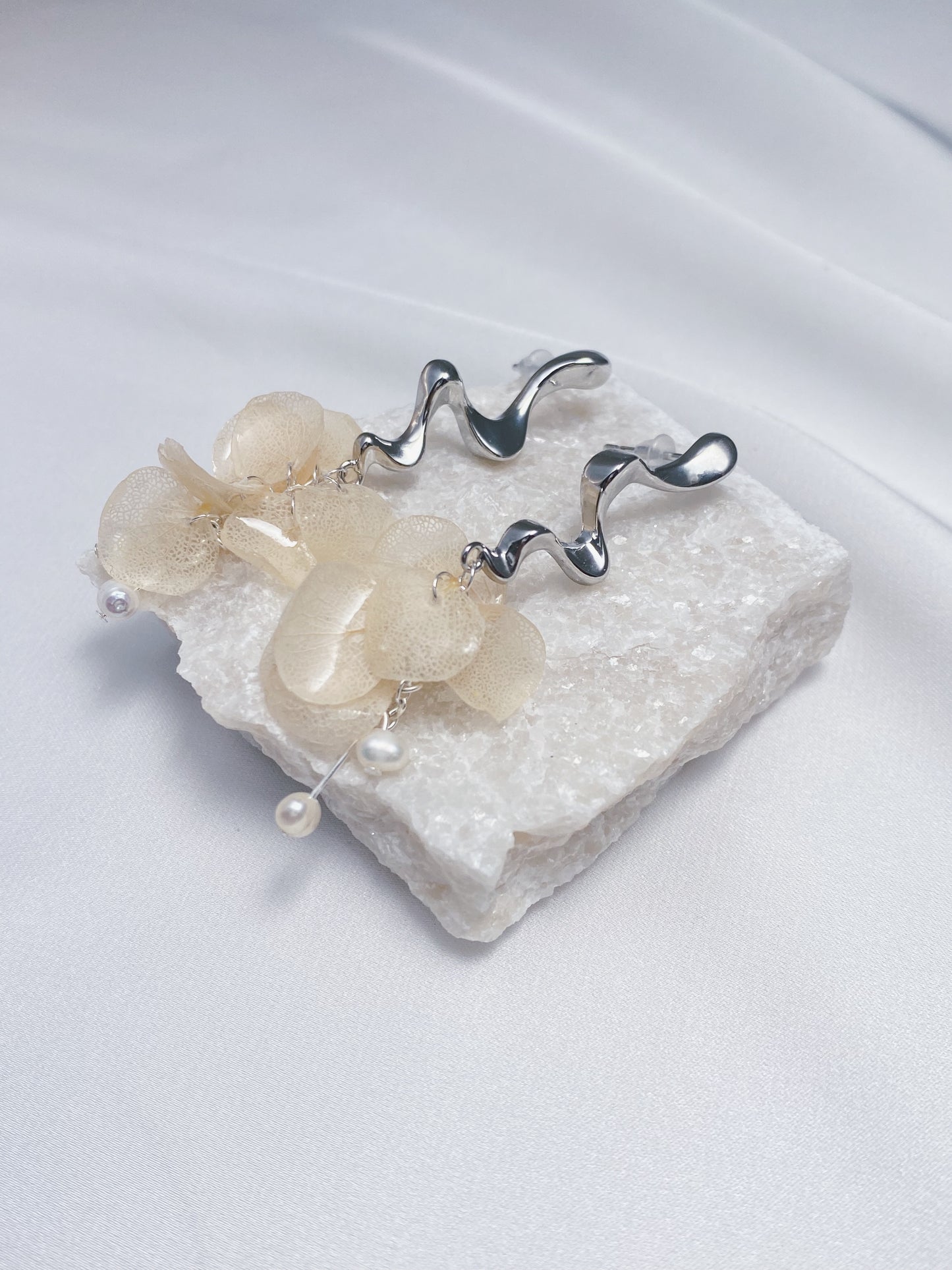 Petals of Hydrangea Wave Earrings