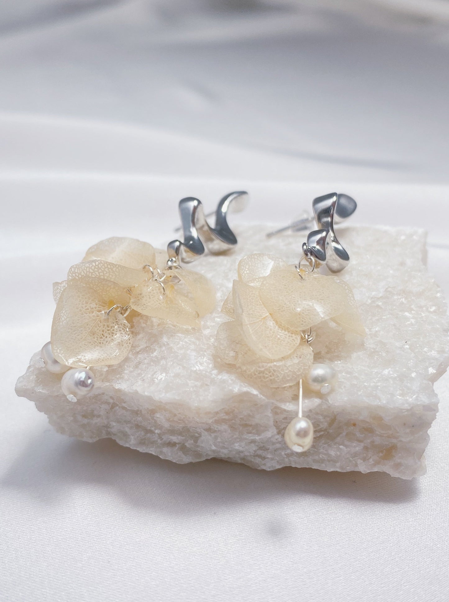 Petals of Hydrangea Wave Earrings