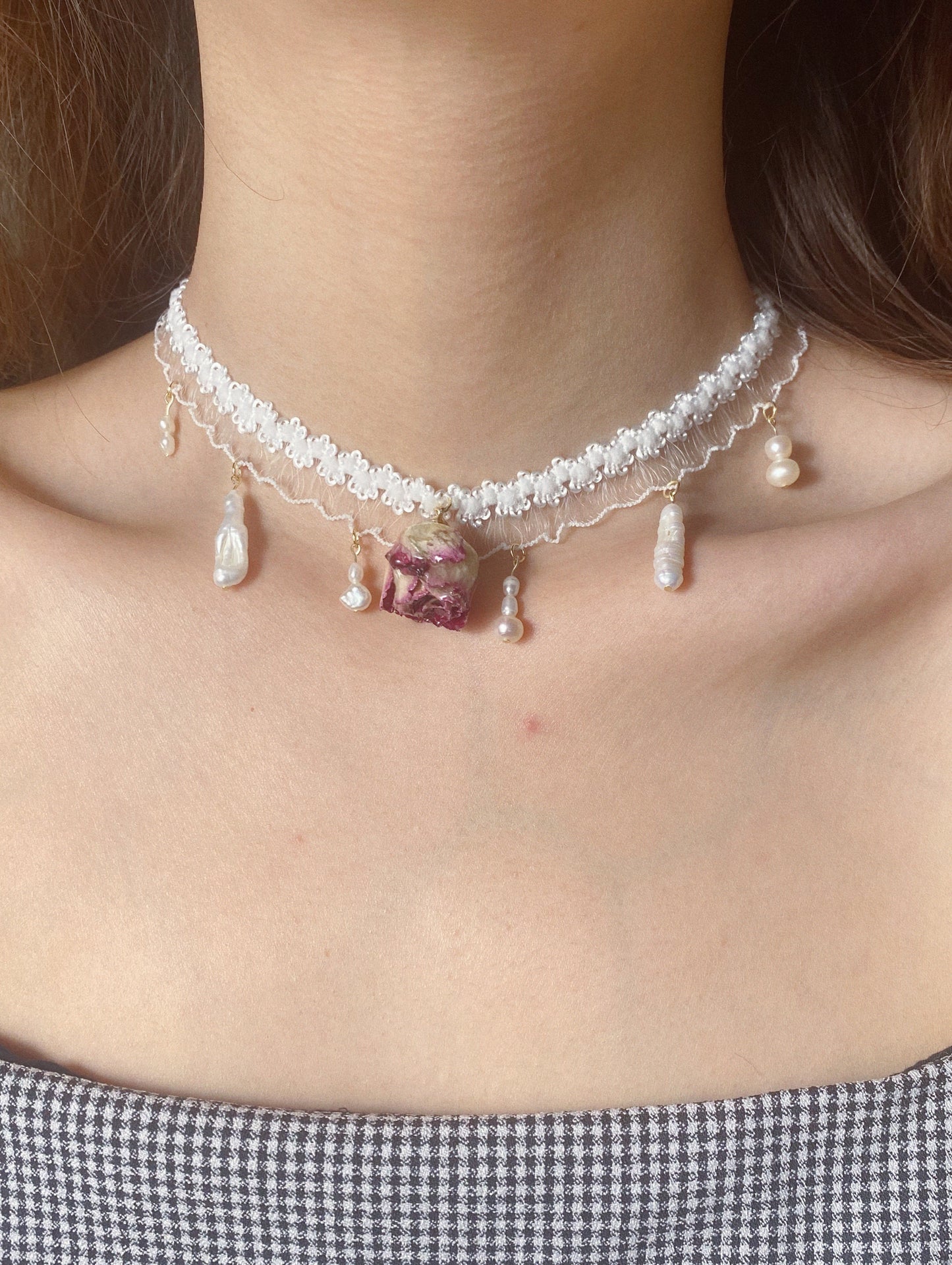 Real Rose Elastic Ruffled Ribbon Pearl Choker